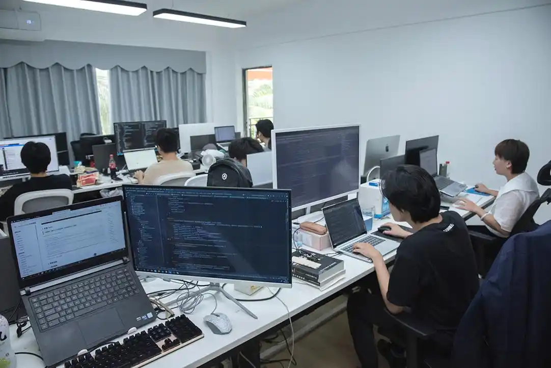 亚星家居设计师为客户进行整家设计方案沟通